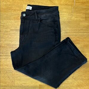 Women's Black mid rise crop/Capri pants